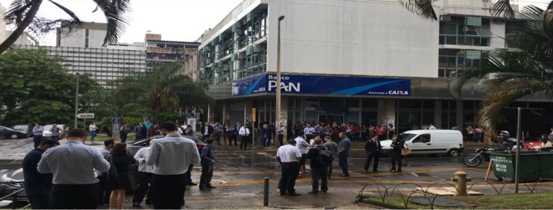 Pessoas descem de prédio no Setor Comercial Sul após tremor